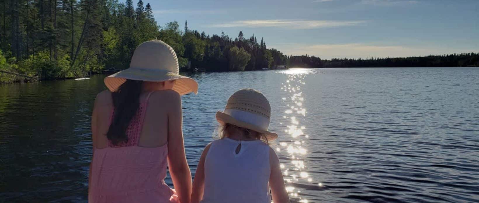 Enfants qui jouent dans l’eau au chalet