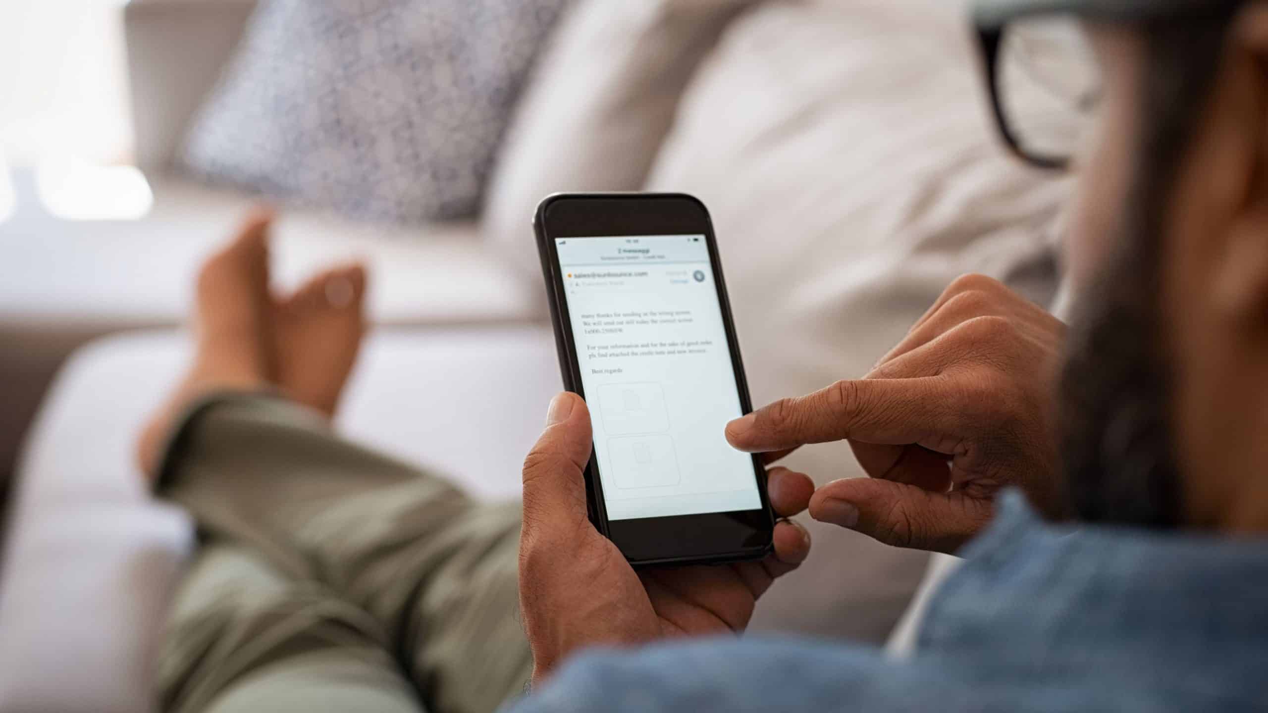 Homme qui lit les avis sur son cellulaire