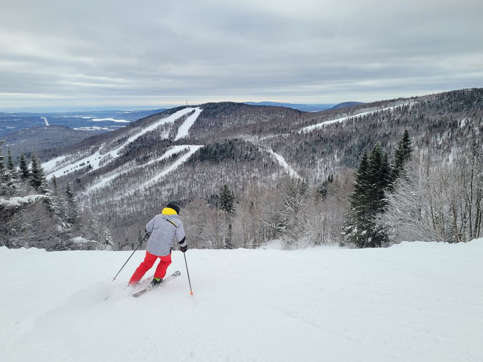 Ski alpin à la montagne de Stoneham